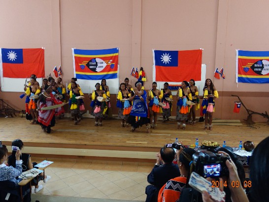 青年大使團前往史瓦濟蘭科技學院表演，史國學生展現傳統少女舞