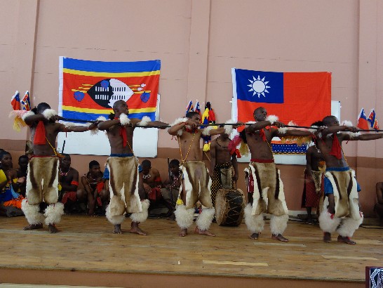 青年大使團前往史瓦濟蘭科技學院表演，史國學生展現傳統勇士舞