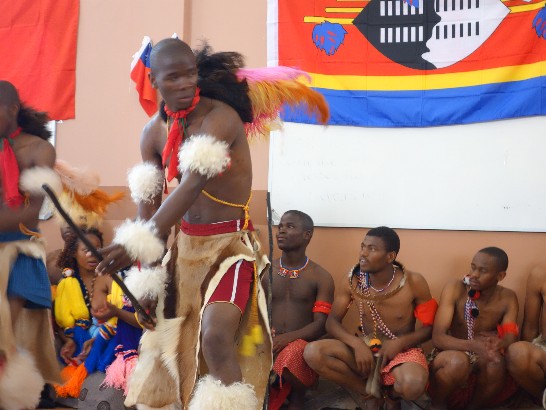 青年大使團前往史瓦濟蘭科技學院表演，史國學生演出勇士出征舞