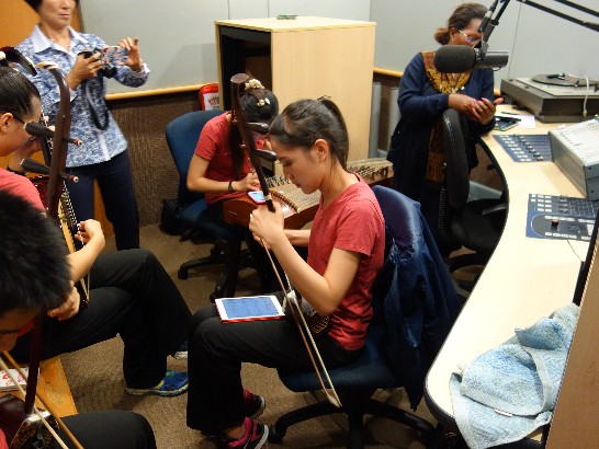 青年大使團於9月8日接受史瓦濟蘭廣播電台專訪即興表演該廣播電台台歌