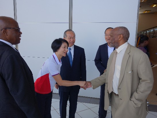 青年大使團於9月9日前往史國最高學府史瓦濟蘭大學(UNISWA)公演，曾副領隊照薰教授與史大總務長握手