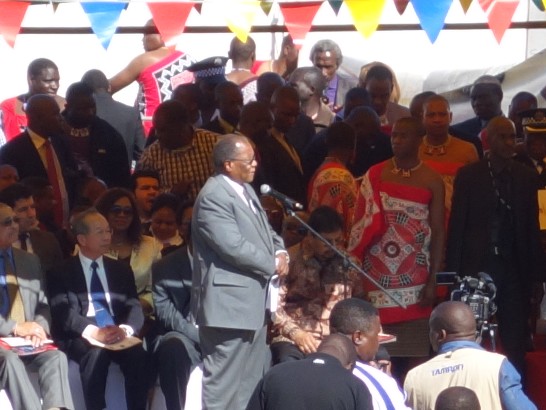 史國2014年國際商展開幕式時史國總理戴巴尼致詞，陳大使經銓在場聆聽。