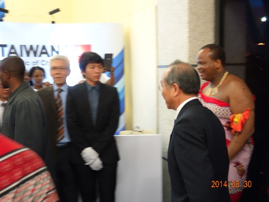 陳大使經銓陪同史王進入台灣館參觀