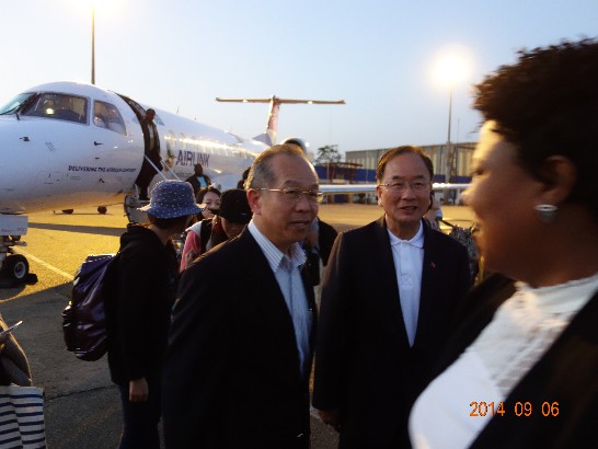 陳大使經銓介紹史國衛生部長Sibongile Simelane予青年大使領隊張總領事萬陸回部辦事