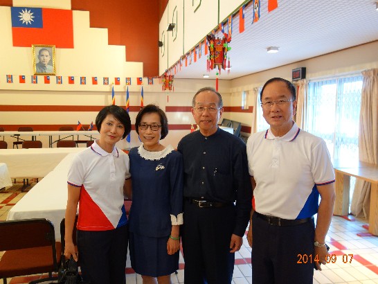 陳大使經銓夫婦與青年大使團領隊張副總領事回部辦事(右)及副領隊(左)曾副教授照薰合影