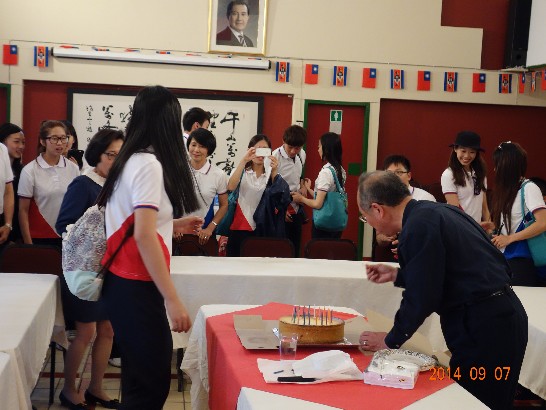 陳大使經銓為青年大使吳逸慈20歲生日慶生準備蛋糕、點蠟燭帶來驚喜