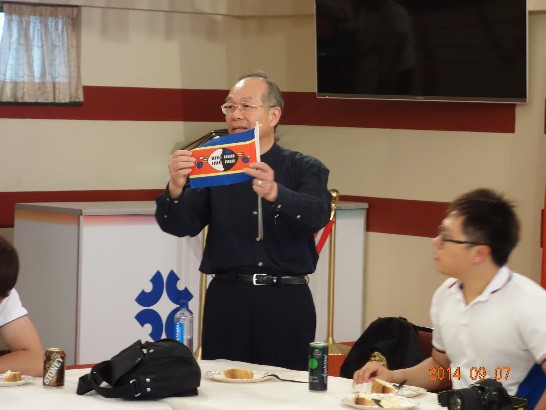 陳大使經銓向青年大使解說史國旗意義