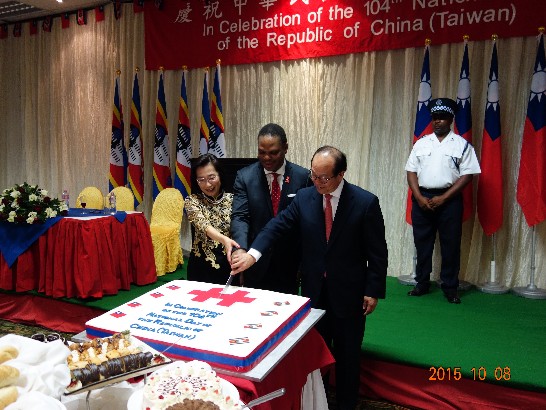 駐史瓦濟蘭大使館104年國慶酒會陳大使經銓夫婦與史王特使Lonkhokhela合切國慶蛋糕