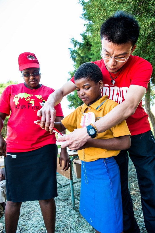 本館醫療團在史國南部省Ngudzeni地區偏鄉義診時教導當地兒童牙齒保健