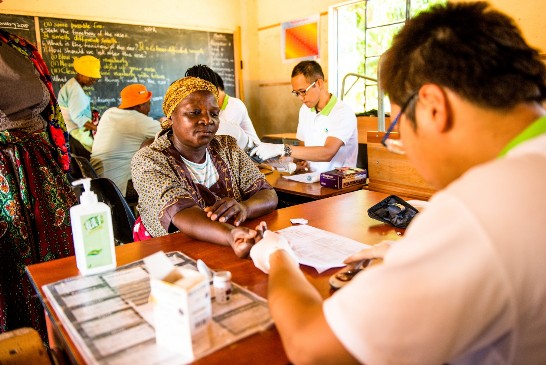 本館醫療團在史國南部省Ngudzeni地區偏鄉義診看診情形