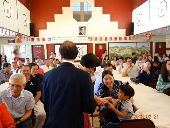 陳大使夫婦發放現場小朋友及未婚在學青年學子紅包