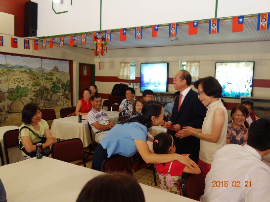 陳大使夫婦發放現場小朋友及未婚在學青年學子紅包