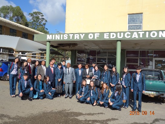 青年大使與史國教育部長於該部前合照