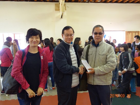 宋團長子正將青年大使自由樂捐交給阿彌陀佛關懷中心
