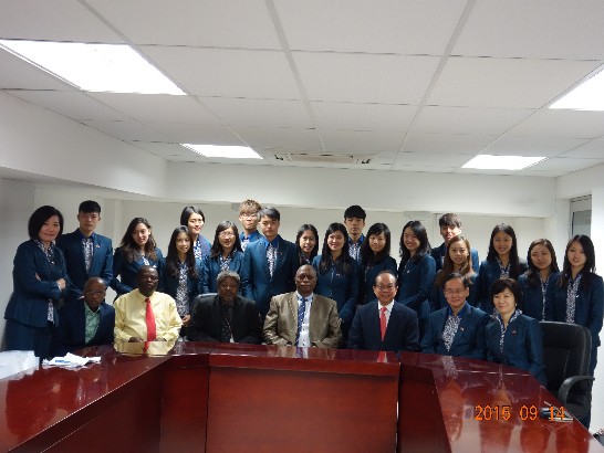 青年大使與史國文化部長合照 