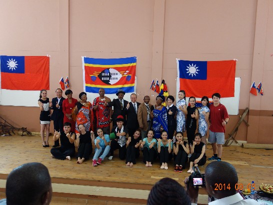 青年大使團9月8日史瓦濟蘭科技學院公演後合影