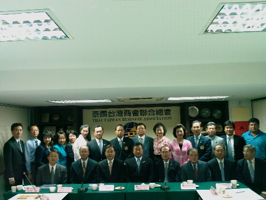 陳代表於10月12日下午前往泰國台灣商會聯合總會拜會，受到張總會長峰豪及名譽總會長、副總會長等主要幹部共20人盛情迎接。