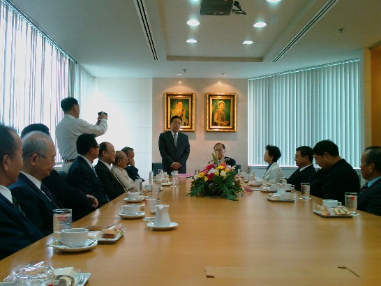 本處陳代表於10月12日上午拜會泰國華僑協會，受到余聲清主席及主席團成員20餘人熱情歡迎。陳代表表示未來會秉持「誠」與「勤」的原則，做好僑社服務的工作，也期盼借重僑界與泰國政府友好的關係，提升台泰之間的實質關係。