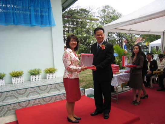 暖他武里府府尹於泰國視障青年體育中心落成啟用儀式中,代表泰國盲人基金會頒發感謝狀給援建該中心的中華民國國際合作發展基金會,由本處秘書組許芬娟組長代表接受.