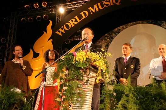新聞組鄒組長應邀在2010年2月3日曼谷第五屆世界音樂節致詞歡迎台灣原住民雲力思樂團參加演出
