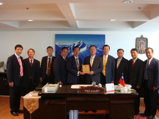 泰北清萊華校教師聯誼會會長顏協清一行7人於7月12日上午11時前來駐泰國代表處拜會，由代表烏元彥接見，僑務組組長蔡亢生陪見，泰國雲南會館理事長趙治媛也特別委託名譽理事長歐陽嘉運及總幹事陳明陪同拜會。