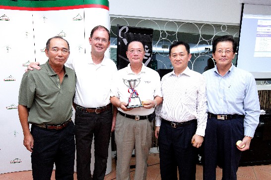 泰國台灣商會聯合總會榮獲「第一屆外國商會聯誼會及大使館慈善高爾夫球錦標賽」團體組A組總冠軍，由德國大使Ambassador Dr. Hanns Heinrich Schumacher頒發冠軍獎盃。圖中左起依序是胡浩川諮詢委員、德國大使、烏代表元彥、康樹德副總會長和盧正雄秘書。