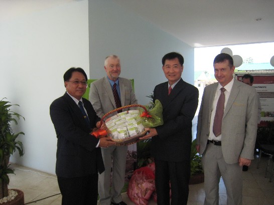 本處尹新垣顧問代表我國將5,000包台灣蔬菜種子致贈泰國農業大學肯平山校區副校長宋博(Dr. Sombat Chinawong )