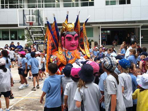 國際學校學童爭與三太子遊玩之情形
