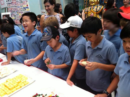 國際學校學生品嚐台灣特色傳統美食點心之情形