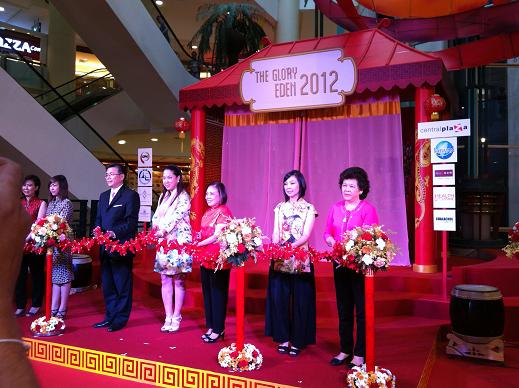 梁副代表洪昇、泰國觀光局長查亞拉女士(Yanyong Chaiyarat)（右三）和中央百貨公司文宣部主管素拉庫女士( Supichaya Surakud)（中間）等貴賓受邀為慶祝農曆新年台灣民俗表演及特色美食品嘗活動剪綵情形