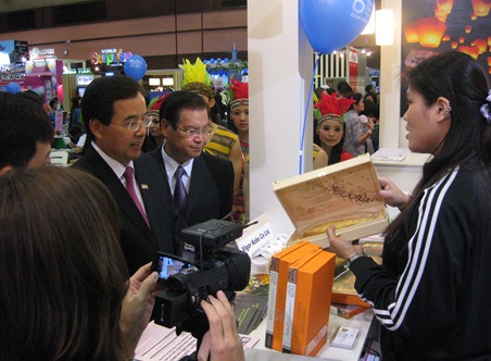 陳代表銘政訪視曼谷國際旅展會場台灣館區旅遊業界展出情形