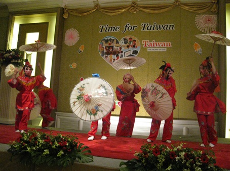 台灣觀光推廣會現場國民大戲班表演南台灣民俗舞蹈－婆姐陣