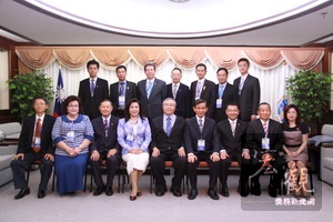 僑務委員會主任秘書張良民（前排中）與前來拜會的泰國海華協會訪問團合影。