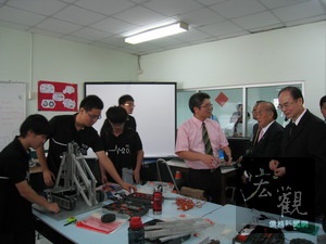 駐泰國代表處僑務組長盧景海參觀泰國中華國際學校機器人教學情形。