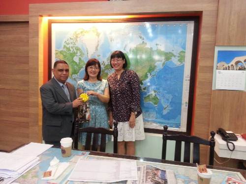 本處教育室與Assumption大學國際事務處主任Glen Chatelier及商業華語系譚老師等合影