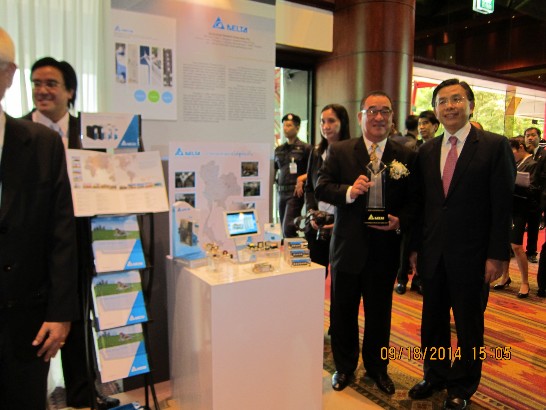 本處梁公使向泰國總理傑出企業最佳出口實績獎我商台達電表達恭賀之意。