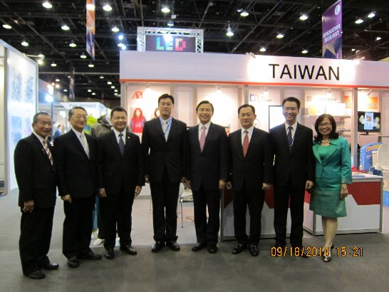 本處梁公使偕經濟組、台貿中心參觀第二屆創新展台灣館，並為參展廠商加油打氣(一)。
