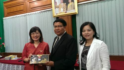 本處教育室賴秘書與泰國中小學第十區Chanwit副廳長互贈禮物