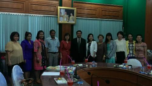 泰國中小學第十區Chanwit副廳長與Tanodluangwittaya學校、Watthamjariyapirom學校校長及我國華語教學助理等合影