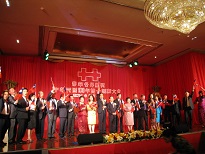 陳大使、許理事長及出席貴賓帶領眾人齊唱中華民國頌， 高呼中華民國國運昌隆口號，歡慶國慶