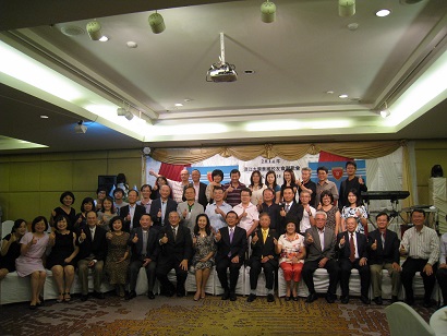 與會貴賓與校友們大合照，留下歡樂回憶。