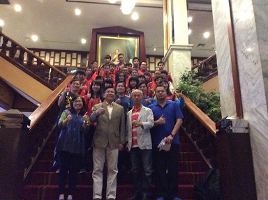 梁洪昇公使、郭修敏委員(前排左2、1)與代表隊全員合影