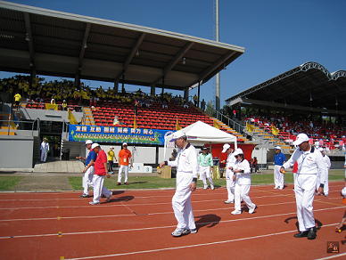 僑務委員會委員長陳士魁（前右）參加鄉親運動大會的泰華僑界首長趣味競賽。