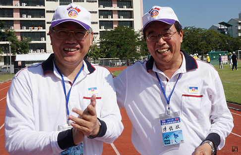 僑務委員會委員長陳士魁（左）與駐泰國代表陳銘政（右）出席在曼谷舉辦的泰國台灣鄉親運動大會。