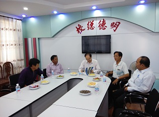 臘戌果文中學趙宗偉校長歡迎盧組長 (中)到拜訪並致贈該校25周年紀念特刊。