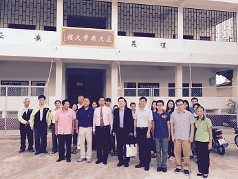 黃科長參訪建華中學，與校長及教師們合影。