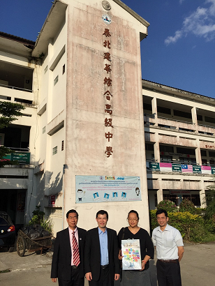 顏協清會長(左起)、黃科長、粱梅華校長及丘副主任合影。