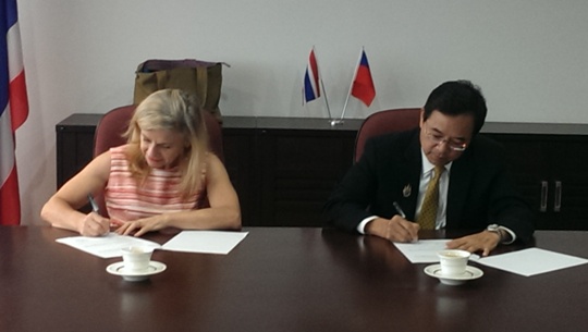 駐泰代表處陳大使銘政代表中華民國外交部與「邊境事務會」(TBC)執行長Sally Thompson簽署夥伴協定