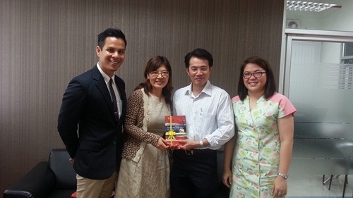 教育室賴秘書與法政大學文學院Dumrong院長交換禮物