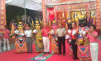 與會貴賓與三太子合影